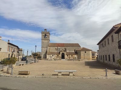 plaza mayor y iglesia de villaba de los alcores