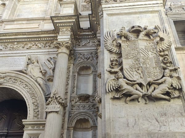 detalle escudos fachada, catedral de Granada