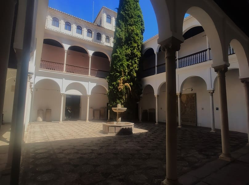 Casa Castril, museo arqueologico, patio, Granada