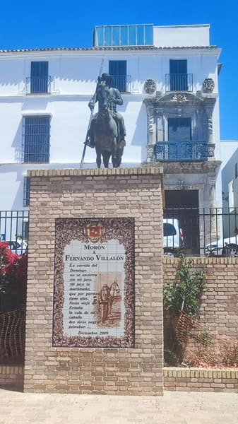 estatua de Fernando Villalon