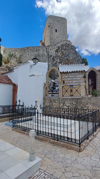 castillo y cementerio de Olvera