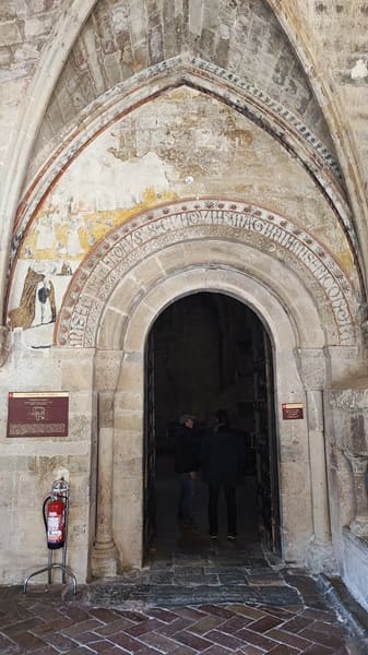 Puerta exterior del claustro a la iglesia del Monasterio de Veruela