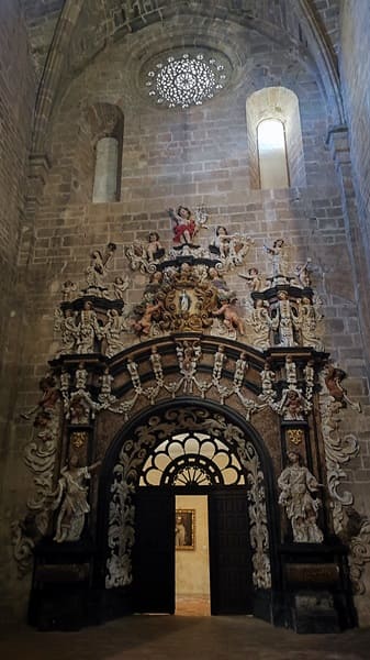 Puerta interior del claustro a la iglesia del Monasterio de Veruela